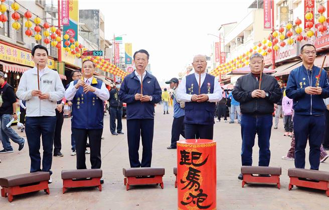 今上午由嘉義縣長翁章梁、立法委員陳冠廷、何達煌、大甲鎮瀾宮董事長顏清標、東港東隆宮董事長潘慶士、新港鄉長葉孟龍一同點燃頭號炮。（呂妍庭攝）