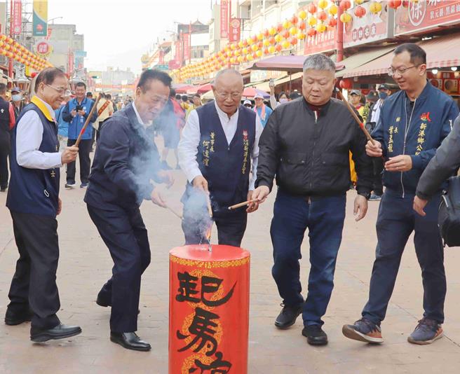 今上午由嘉義縣長翁章梁、立法委員陳冠廷、何達煌、大甲鎮瀾宮董事長顏清標、東港東隆宮董事長潘慶士、新港鄉長葉孟龍一同點燃頭號炮。（呂妍庭攝）