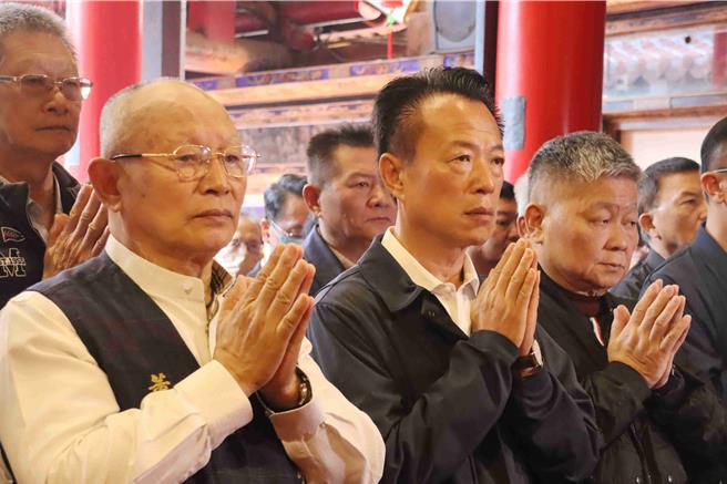 眾人在殿內團拜後，依序請出媽祖神尊上轎，開始今天的街面遶境。（呂妍庭攝）