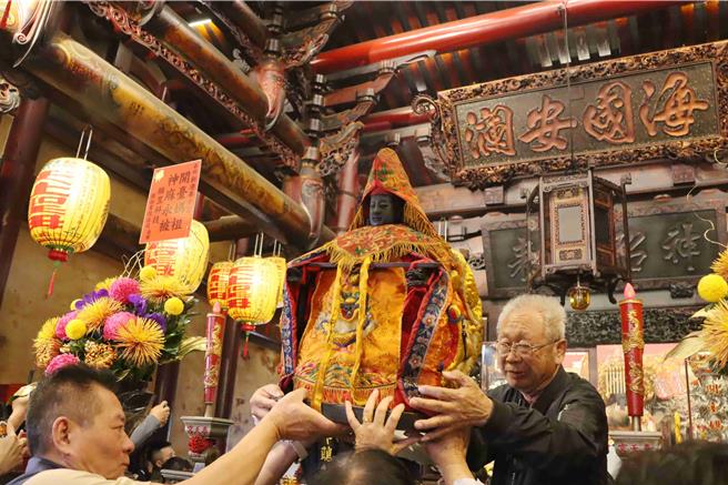 眾人在殿內團拜後，依序請出媽祖神尊上轎，開始今天的街面遶境。（呂妍庭攝）
