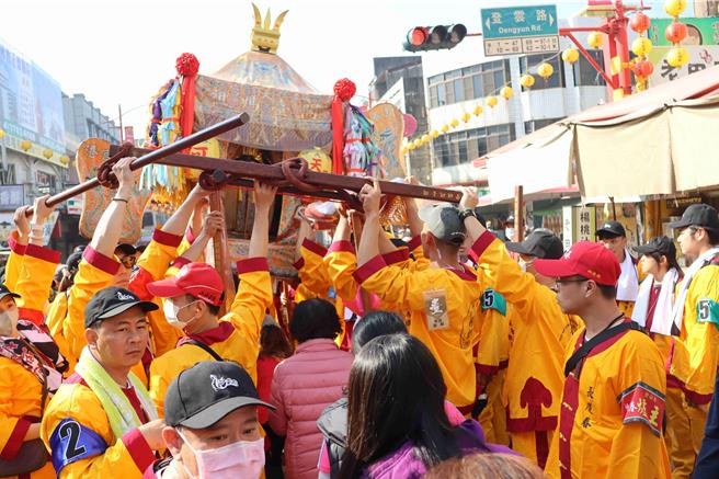 信眾排成長龍鑽轎腳。（呂妍庭攝）