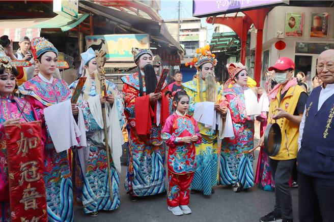 今媽祖鑾轎遶境前，循傳統到奉天宮戲台完成點戲儀式。（呂妍庭攝）