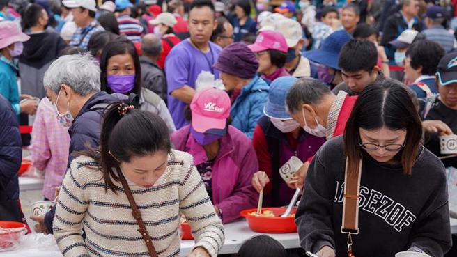 新竹县宝山乡24日举办的客家庆典「打中午文化季」活动，让千人食福的盛况再现。（罗浚滨摄）