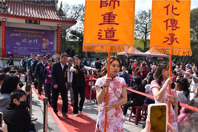 头份市永贞宫士子开中门24日登场，苗栗县长锺东锦陪着新科博士欢喜过中门。（谢明俊摄）
