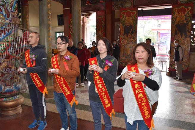 头份市永贞宫士子开中门24日登场，4名新科博士欢喜过中门后向妈祖敬奉酒食。（谢明俊摄）