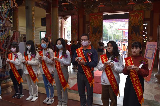 头份市永贞宫士子开中门24日登场，通过国家考试的优良士子向妈祖献酒。（谢明俊摄）