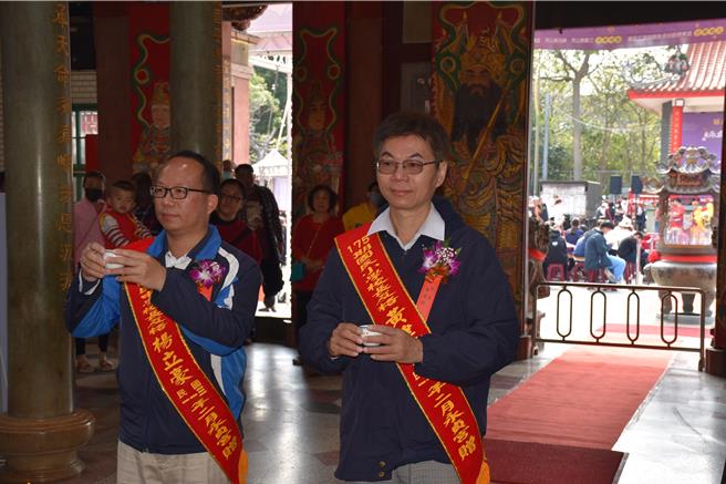 头份市永贞宫士子开中门24日登场，通过校长考试资格的杨立豪（左）、黄建科向妈祖献酒。（谢明俊摄）