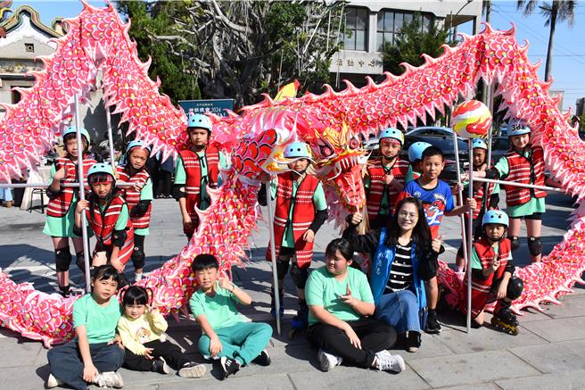 头份市永贞宫士子开中门24日登场，邀请南庄乡蓬莱国小直排轮龙队表演。（谢明俊摄）