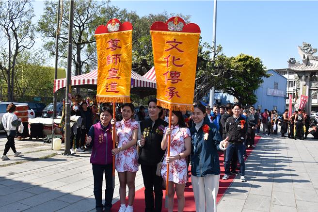 头份市永贞宫士子开中门24日登场，永贞宫主委张淑芬（中）、头份市罗雪珠（左）及县议员萧咏萱（右）等陪同士子过中门。（谢明俊摄）