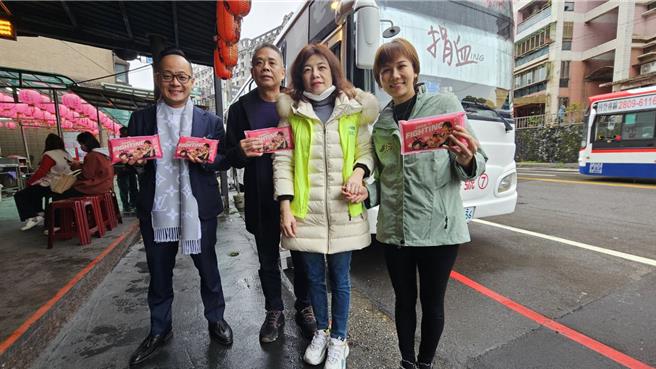 因為今年春節期間捐血人潮大幅減少，全台血液庫存告急，基隆信義區社區、宮廟與民間業者24日在深溪路上辦理捐血活動，只要捐血就可以獲得天一香滷肉飯餐券、發熱衣等禮品。基隆市議長童子瑋（左一）與市議員陳宜（右一）前往現場響應，感謝工作人員辛勞。（童子瑋辦公室提供／徐佑昇基隆傳真）