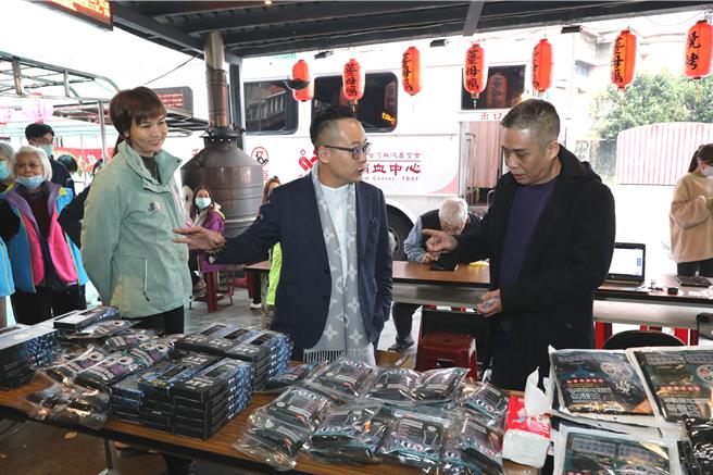 基隆信義區社區、宮廟與民間業者24日在深溪路上辦理捐血活動，只要捐血就可以獲得天一香滷肉飯餐券、發熱衣等禮品。基隆市議長童子瑋（中）與市議員陳宜（左）前往現場響應，感謝工作人員辛勞。（童子瑋辦公室提供／徐佑昇基隆傳真）