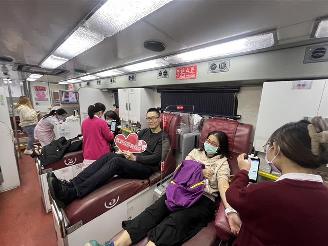 基隆信義區社區、宮廟與民間業者24日在深溪路上辦理捐血活動，只要捐血就可以獲得天一香滷肉飯餐券、發熱衣等禮品。圖為民眾熱情響應捐血。（童子瑋辦公室提供／徐佑昇基隆傳真）