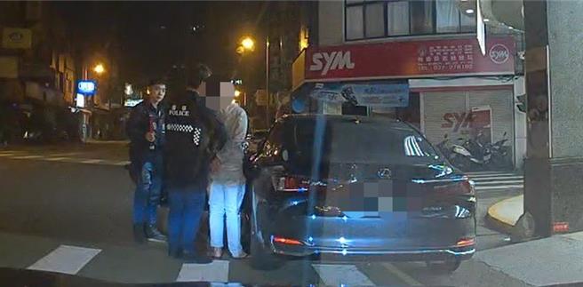 苗栗警分局头屋分驻所员警查获毒虫。（读者提供／谢明俊苗栗传真）