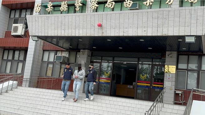 苗栗警分局头屋分驻所员警查获毒虫。（读者提供／谢明俊苗栗传真）