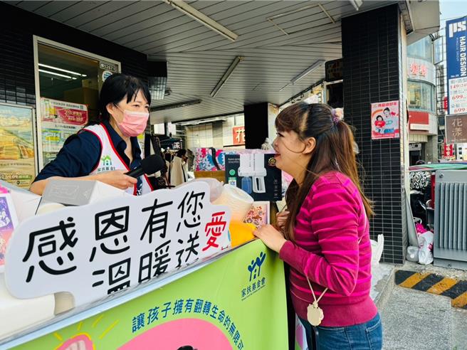 苗栗家扶中心24日在苗栗县三处地点同步举办新春义卖。（苗栗家扶提供／谢明俊苗栗传真）