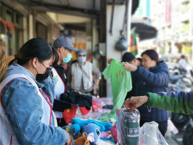 苗栗家扶中心24日在苗栗县三处地点同步举办新春义卖。（苗栗家扶提供／谢明俊苗栗传真）