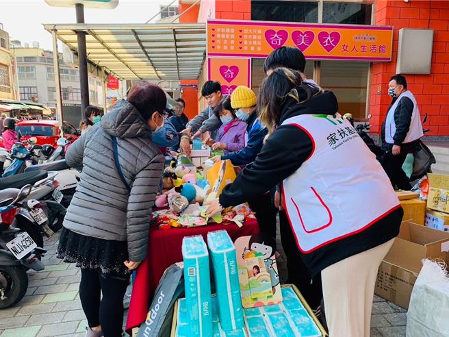 苗栗家扶中心24日在苗栗县三处地点同步举办新春义卖。（苗栗家扶提供／谢明俊苗栗传真）