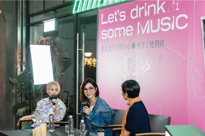 李明依（左起）、陈美凤、黄韵玲三人现场畅聊笑料声不断。（臺北流行音乐中心提供）