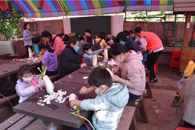 2024年是蘆竹湳好采頭藝術祭24日熱鬧登場，民眾陪同小朋友到蘆竹湳社區製做菜頭燈。（謝明俊攝）