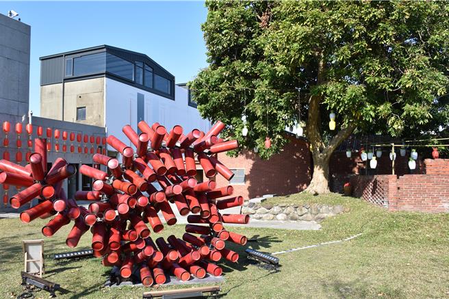 2024年是蘆竹湳好采頭藝術祭24日熱鬧登場，雕塑大師康木祥提供炮生系列展出。（謝明俊攝）