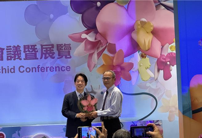 副總統賴清德頒獎給何國芳。（曹婷婷攝）