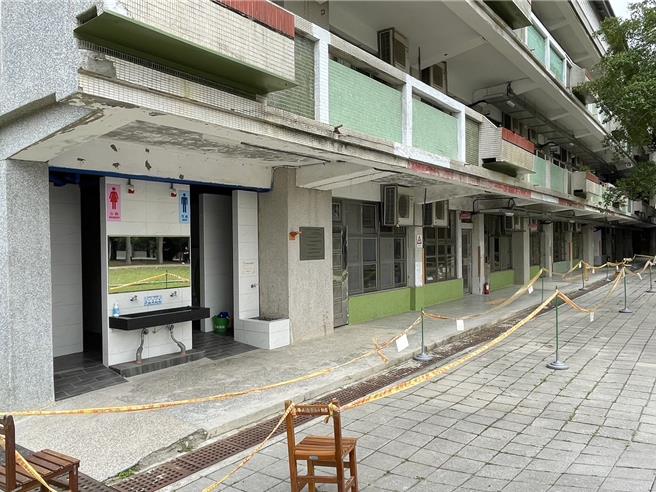 板桥区海山高中校舍外墙磁砖剥落，却无法得到及时修缮，校方已先用钢板包覆阻隔，并以警示带区隔动线，避免磁砖掉落。（黄淑君服务处提供）