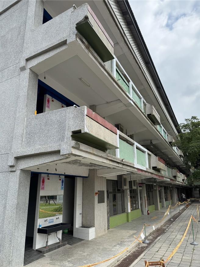 板桥区海山高中校舍外墙磁砖剥落，校方已先用钢板包覆阻隔，并以警示带区隔动线，避免磁砖掉落。（黄淑君服务处提供）