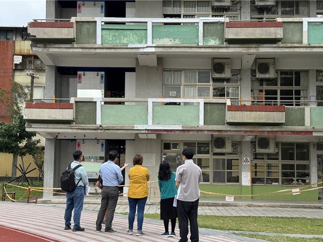 黄淑君日前召集教育局等单位至海山高中会勘。（黄淑君服务处提供）