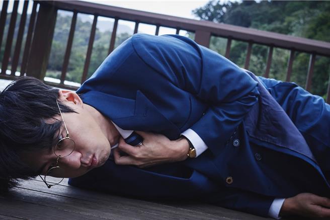 傅孟柏戏里为了达成目的不顾生命危险，抽了可能致死的菸。（民视提供）★《中时新闻网》关心您：吸菸有害健康！戒菸专线：0800-636363。