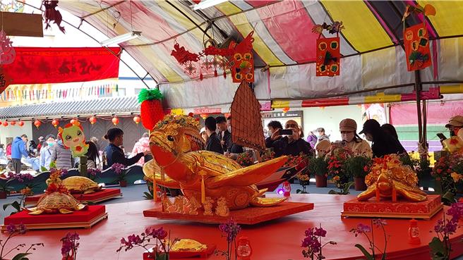 澎湖元宵乞龜重頭戲，3千萬元黃金大金龜現身。圖為24日下午現身山水上帝廟供人乞求的425兩金靈龜王（中）。（許逸民攝）