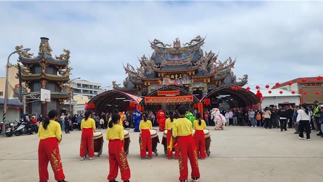 澎湖元宵乞龜重頭戲，3千萬元黃金大金龜現身。山水上帝廟24日下午以舞獅、來賓剪綵和擲吉等熱鬧迎接金靈龜王回娘家。（許逸民攝）
