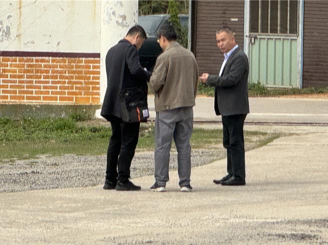 第三次协商结束后，泉州台办副主任李朝晖（右）、晋江红十字会顾问许伟伟（中）及秘书长曹荣山（左）走出会场，似乎在讨论协商内容。（于家麒摄）