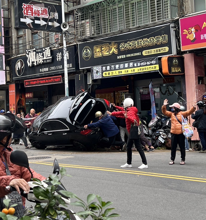 新北市新莊區中港一處公園交叉路口，今下午1時許發生一起嚴重車禍事故。（圖 / 民眾提供）