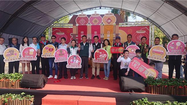 善化草莓季24日在善化啤酒厂举办开幕，台南市立委郭国文（右五）与台南市副议长林志展（右七）到场参加活动。（程炳璋摄）