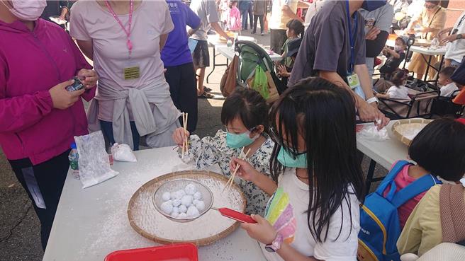 善化草莓季24日在善化啤酒厂举办开幕活动，现场有搓元宵游戏供孩子玩乐。（程炳璋摄）