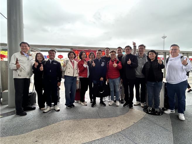 國民黨立院黨團24日起移師花蓮舉行共識營，許多立委輕裝抵達花蓮，向媒體比讚展現團結。（陳薏云攝）