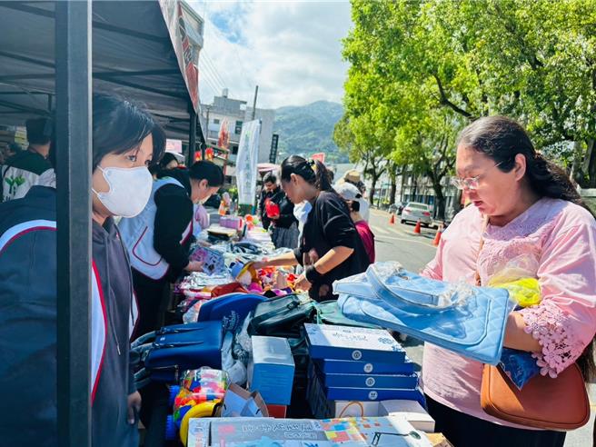 花蓮家扶中心為1160弱勢孩童，籌獎助學金，今同步舉辦義賣活動，仍有約5成、400多萬元缺口。（ 花蓮家扶中心提供／王志偉花蓮傳真）