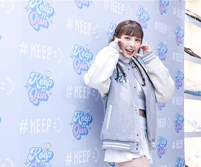 峮峮今擔任服飾品牌一日店長。（羅永銘攝）