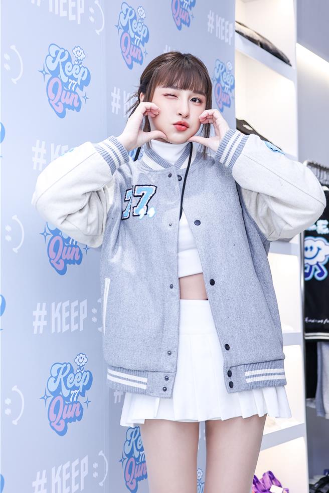 峮峮搞怪做鬼臉，超級可愛。（羅永銘攝）