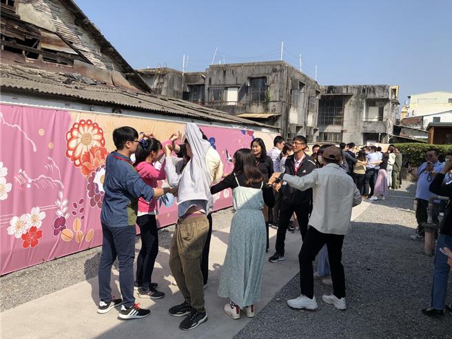 屏县府办单身联谊，发现报名男女比例相差悬殊。(屏县府提供)