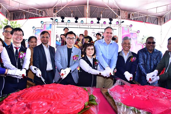 东势新丁粄节24日盛大举行，120斤超级粄龟粄也分享给现场民眾享用。（陈淑娥摄）