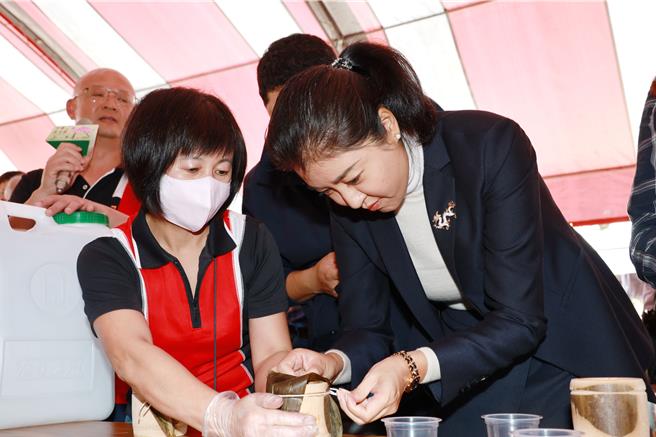 鹿谷小半天竹夢森活節24日隆重登場，南投縣長許淑華和逾千民眾一起體驗千人竹筒飯DIY，現場筍香四溢，熱鬧有趣。（南投縣政府提供／馮惠宜南投傳真）