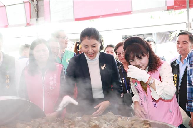 鹿谷小半天竹夢森活節24日隆重登場，南投縣長許淑華和逾千民眾一起體驗千人竹筒飯DIY，現場筍香四溢，熱鬧有趣。（南投縣政府提供／馮惠宜南投傳真）
