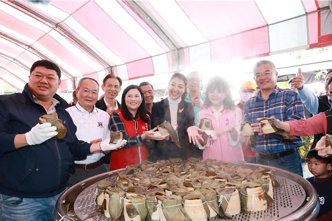鹿谷小半天竹夢森活節24日隆重登場，南投縣長許淑華和逾千民眾一起體驗千人竹筒飯DIY，現場筍香四溢，熱鬧有趣。（南投縣政府提供／馮惠宜南投傳真）