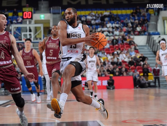 戰神洋將傑佛森持球闖進禁區。(T1聯盟提供)