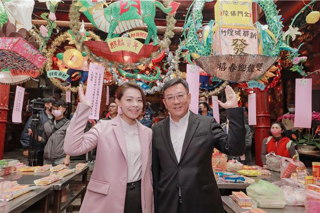 新竹都城隍廟花燈藝術展登場，新竹市長高虹安與新竹市議會議長許修睿，邀請民眾共賞年度藝術盛宴。（新竹市政府提供／王惠慧新竹傳真）