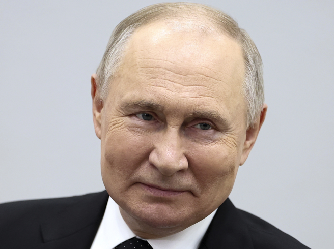 俄罗斯总统普丁2月21日在鞑靼自治共和国（Republic of Tatarstan）首都喀山举行会谈的神情。（美联社）