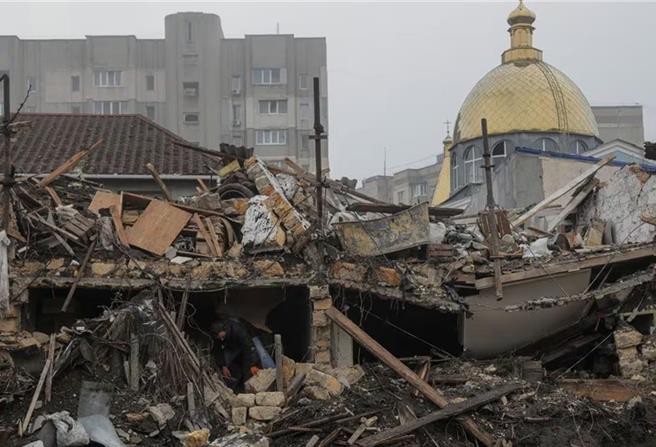 烏克蘭一處民宅受俄羅斯飛彈攻擊後的斷垣殘壁。（圖／路透社）