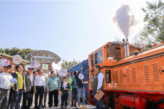 24日台糖云嘉区处与大嘉义观光工厂协会在蒜头糖厂五分车车站办记者会，宣布要异业合作拚观光，并展示五分车喷发乾冰的效果，效果十足。（嘉义县政府提供／吕妍庭嘉义传真）
