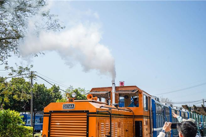 蒜头糖厂五分车已安装来自冷研探索馆的乾冰喷发设备，能喷发乾净无污染气体，营造出传统蒸汽火车的效果。（蔡易余服务处提供／吕妍庭嘉义传真）